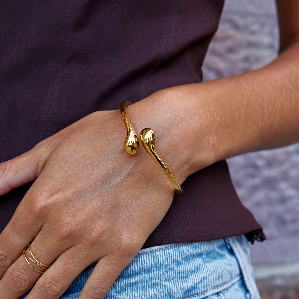 Złoty Bangle w Kształcie Łzy - Wodoodporny Bangle