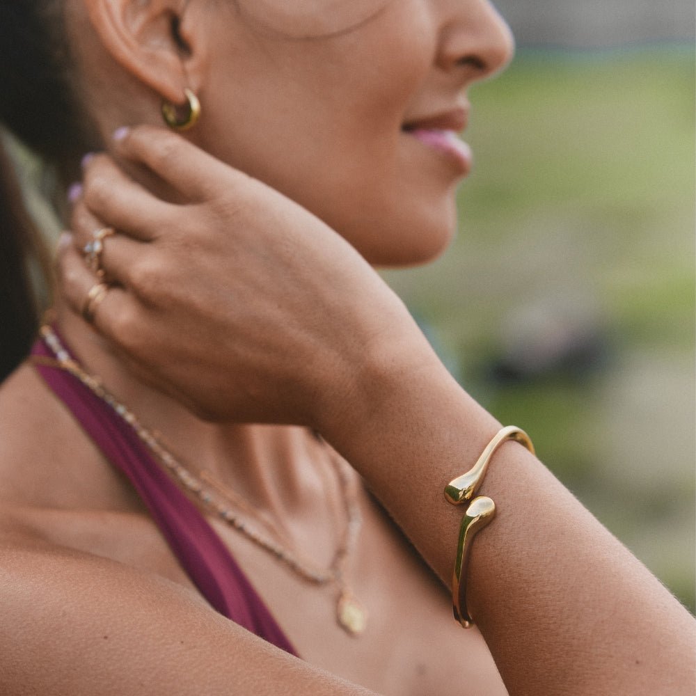 Złoty Bangle w Kształcie Łzy - Wodoodporny Bangle